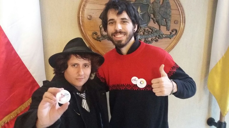 Damian y Rafaela, activistas de OTD Chile, presentes ayer en el Congreso.