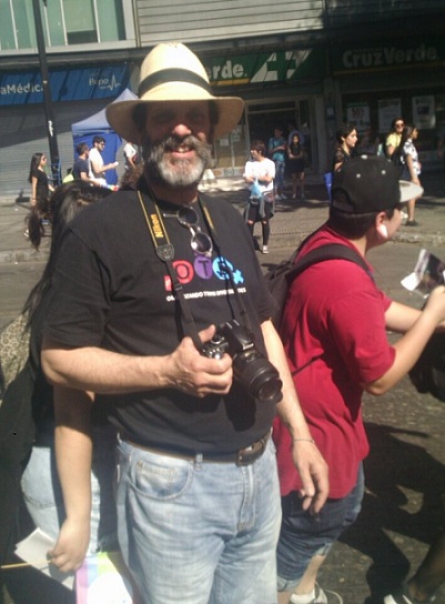 Armando es padre de una chica trans y activista de OTD Chile: «Esto no solo es bueno para nosotres, quienes marchamos. Esto es bueno para todo el país».