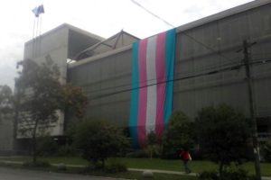 Bandera Trans en el edificio de la municipalidad de Recoleta