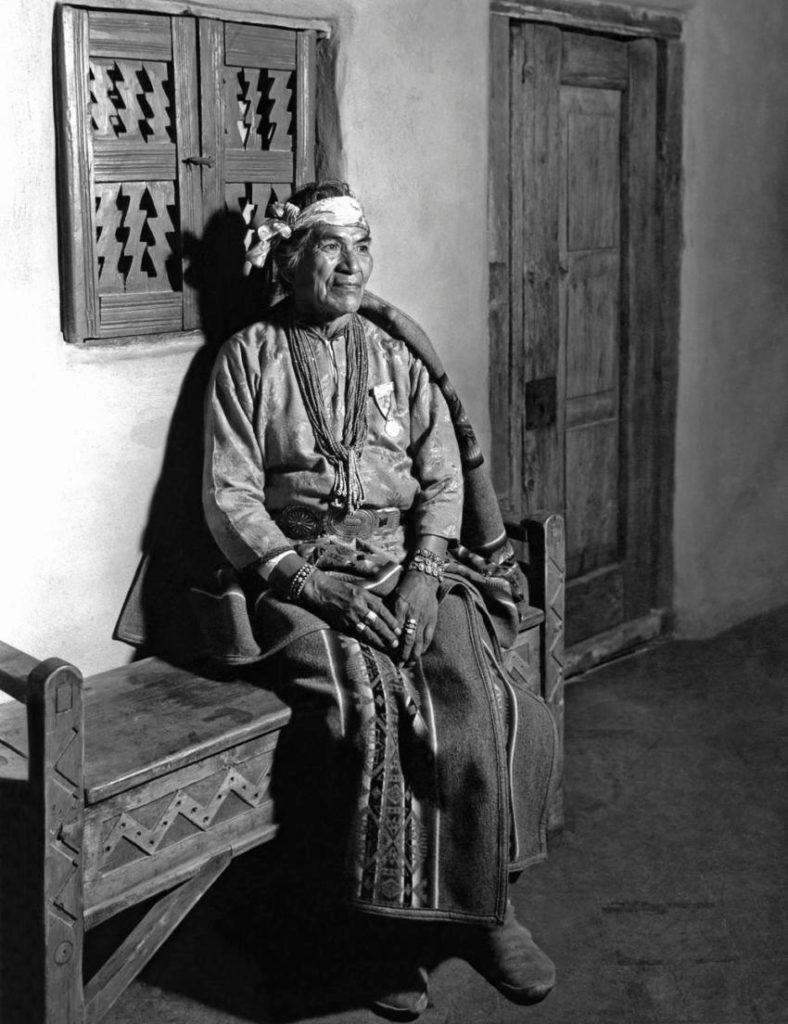 Hastiin Klah en la Exposición Internacional Century of Progress Chicago 1934 cortesía del Museo Wheelwright del Indio Americano