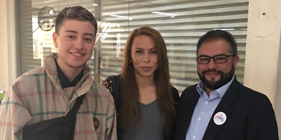 Noah López trans masculine next to Valeria Pinto, trans feminine; both requestes an appointment at the civil registry next to Franco Fuica from OTD Chile